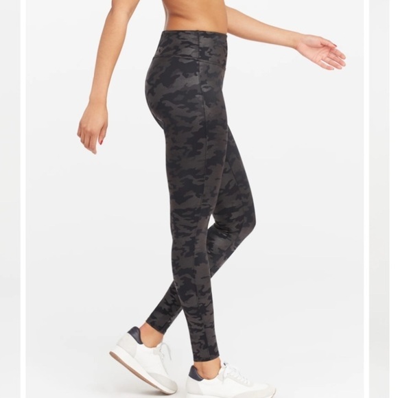 $98 Spanx Faux Leather Camo Leggings XS Black on gray - Picture 9 of 12